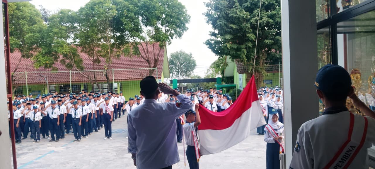 Jangan Remehkan Amal Sekecil Apa Pun: Pesan Mendalam pada Upacara Bendera MTsN 12 Majalengka