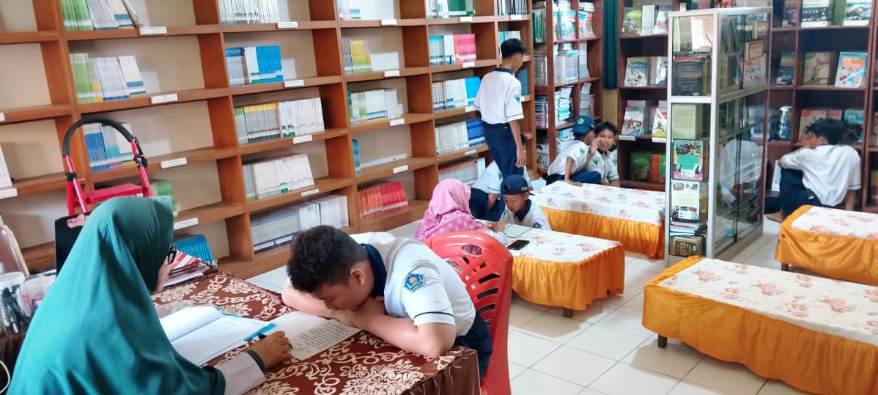 Sukseskan Literasi, MTsN 12 Majalengka Gelar Program Berantas Buta Huruf Latin Setiap Pagi